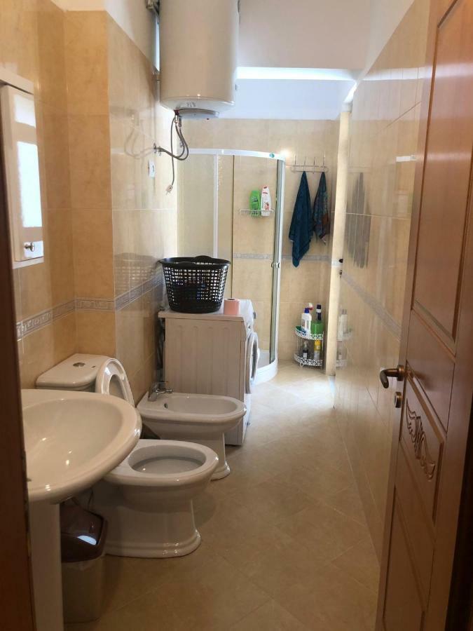 Mimi'S Beach Apartment Vlore Bagian luar foto