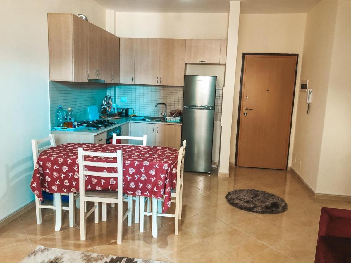Mimi'S Beach Apartment Vlore Bagian luar foto